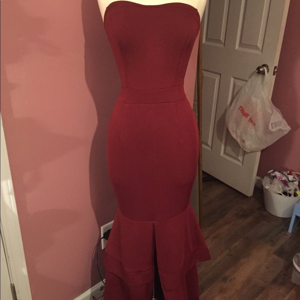 A red strapless prom dress